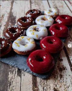 Mini donuts de civada amb glacejat de xocolata, llimona i gerds